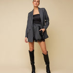 Model in grijze krijtstreep blazer HEYB Club Flo, andere kant | Jo&Co Club