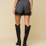 Model in grijze krijtstreep short met zwart kant HEYB Club Flo, andere kant | Jo&Co Club