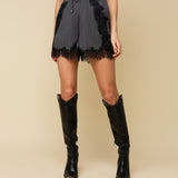 Model in grijze krijtstreep short met zwart kant HEYB Club Flo | Jo&Co Club