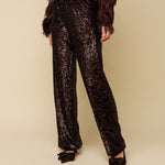 Model in bruine pailletten broek HEYB Club Harper, andere kant | Jo&Co Club