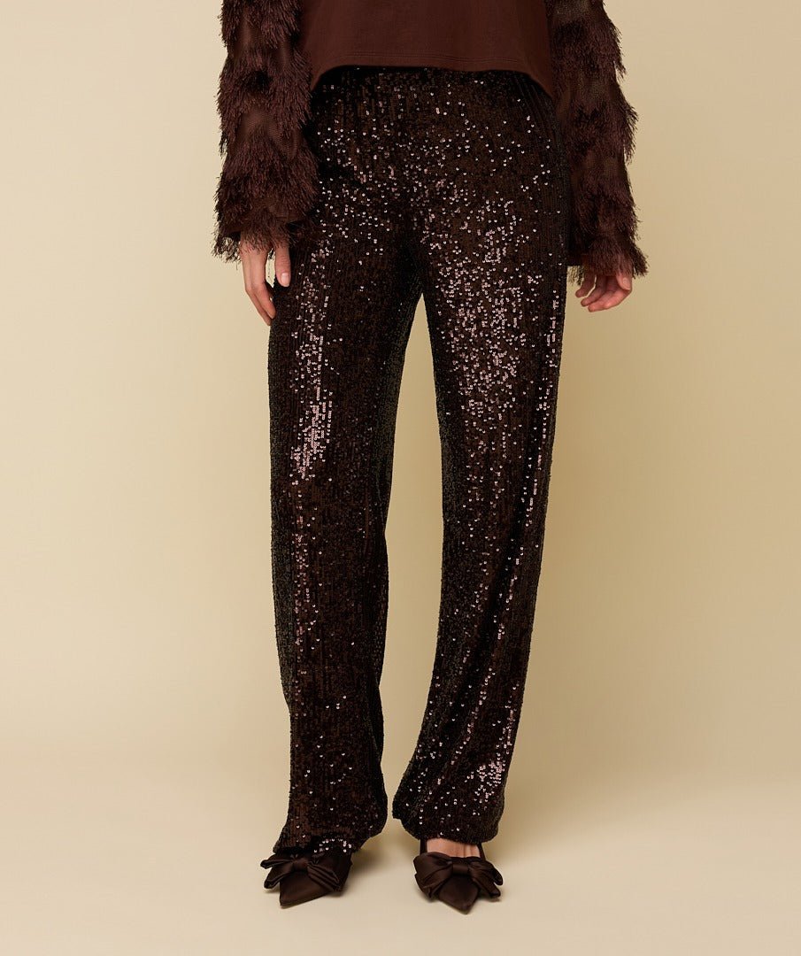 Model in bruine pailletten broek HEYB Club Harper | Jo&Co Club