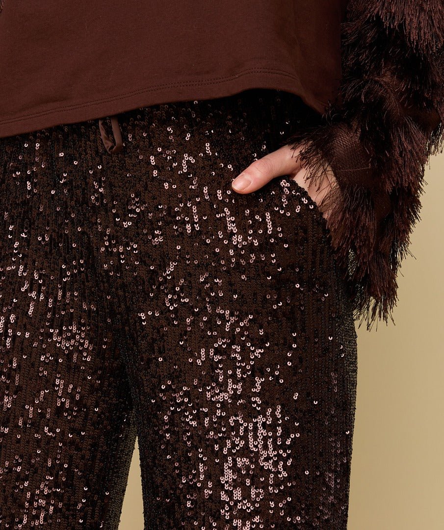 Model in bruine pailletten broek HEYB Club Harper, andere kant | Jo&Co Club