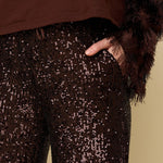 Model in bruine pailletten broek HEYB Club Harper, andere kant | Jo&Co Club