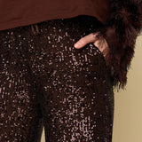 Model in bruine pailletten broek HEYB Club Harper, andere kant | Jo&Co Club
