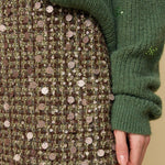 Model in groen-bruine skort met pailletten HEYB Club Mandy, andere kant | Jo&Co Club