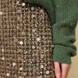 Model in groen-bruine skort met pailletten HEYB Club Mandy, andere kant | Jo&Co Club