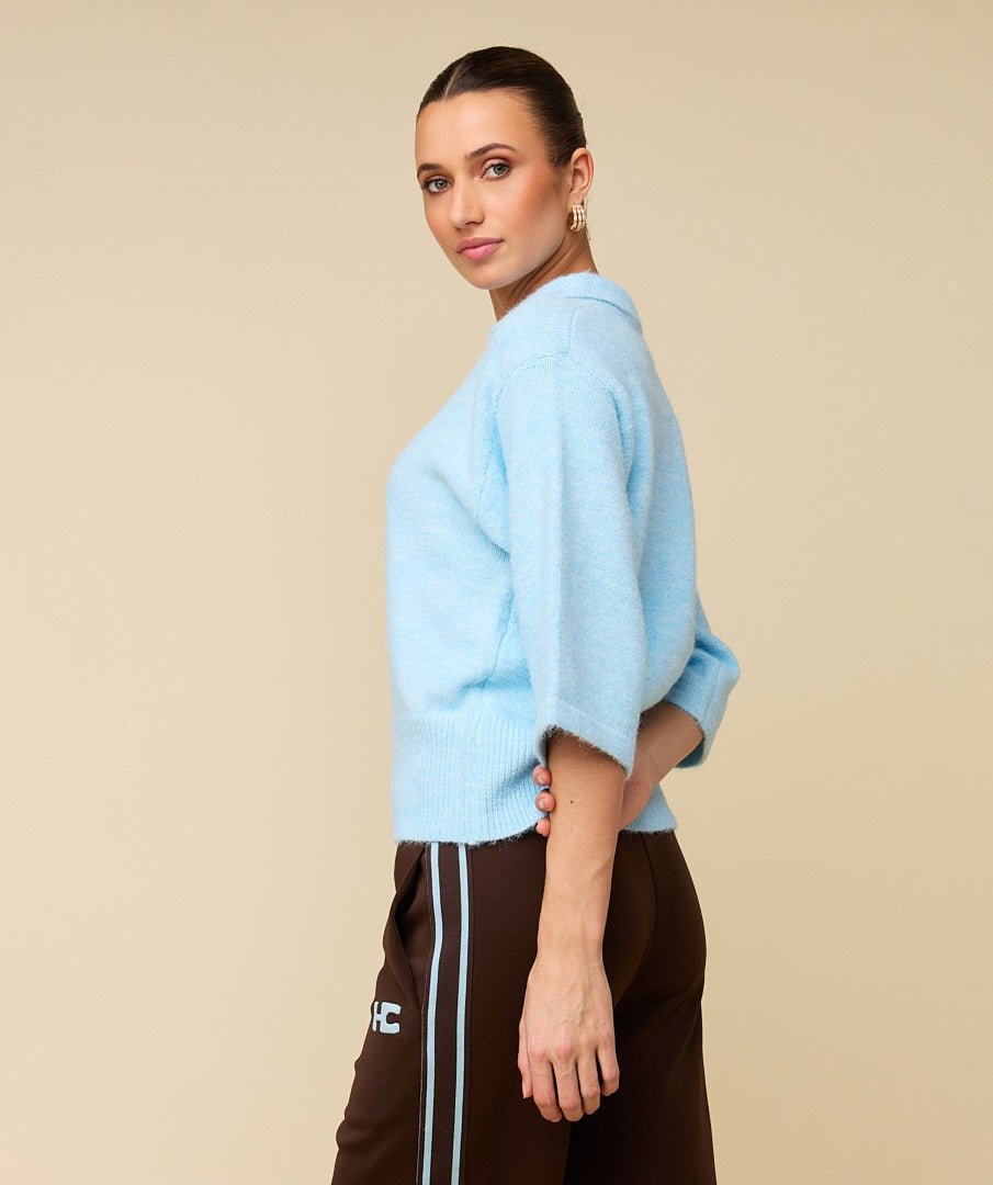 Achterkant of detail trui met polokraag HEYB Club Beau in lichtblauw | Jo&Co Club