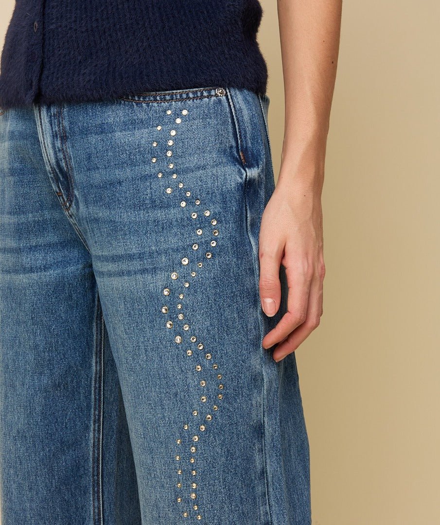 Model in straight jeans met strass steentjes HEYB Club NY, andere kant | Jo&Co Club
