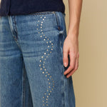 Model in straight jeans met strass steentjes HEYB Club NY, andere kant | Jo&Co Club
