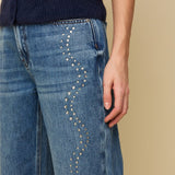 Model in straight jeans met strass steentjes HEYB Club NY, andere kant | Jo&Co Club