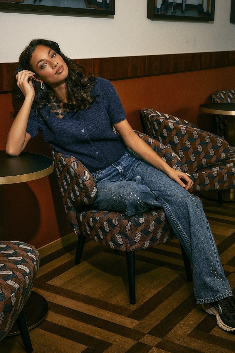 Campagnebeeld HEYB Club FW26: straight jeans met strass HEYB Club NY met donkerblauw vestje | Jo&Co Club