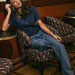 Campagnebeeld HEYB Club FW26: straight jeans met strass HEYB Club NY met donkerblauw vestje | Jo&Co Club