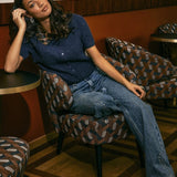 Campagnebeeld HEYB Club FW26: straight jeans met strass HEYB Club NY met donkerblauw vestje | Jo&Co Club