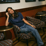 Campagnebeeld HEYB Club FW26: straight jeans met strass HEYB Club NY met donkerblauw vestje | Jo&Co Club