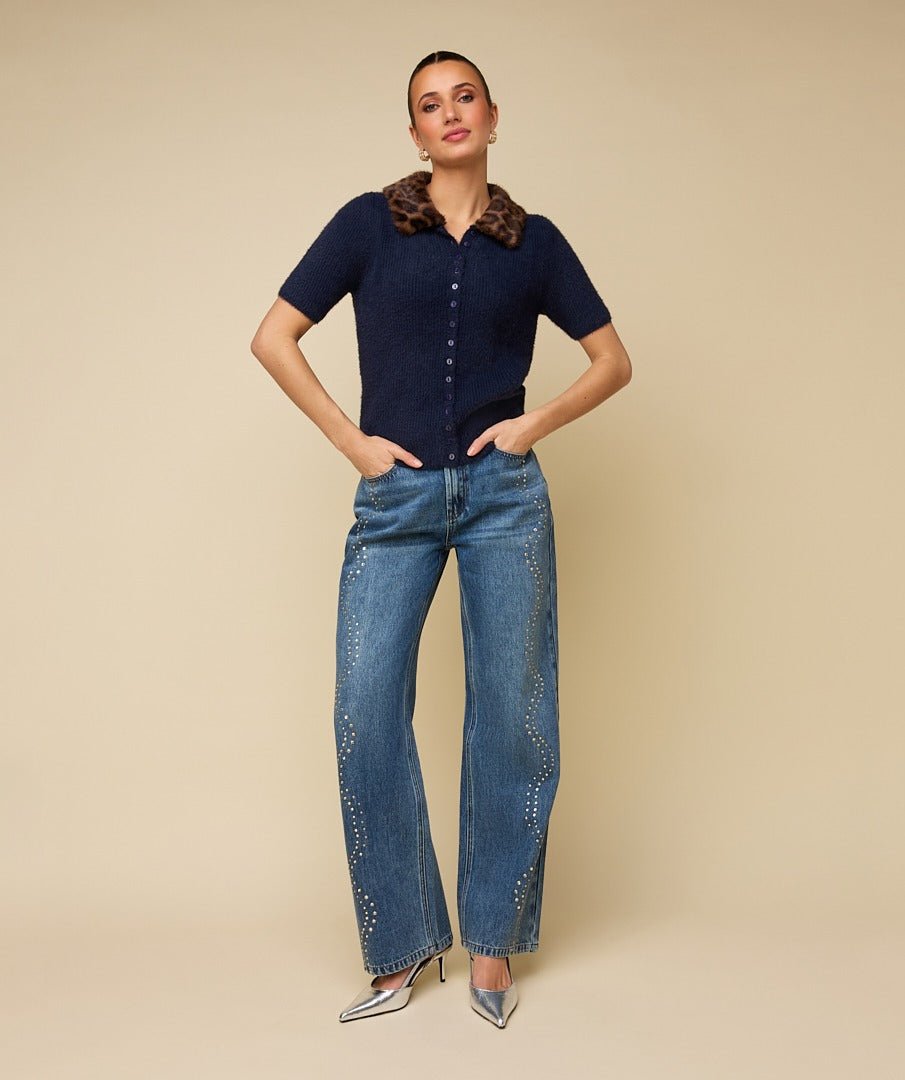Model in straight jeans met strass steentjes HEYB Club NY | Jo&Co Club