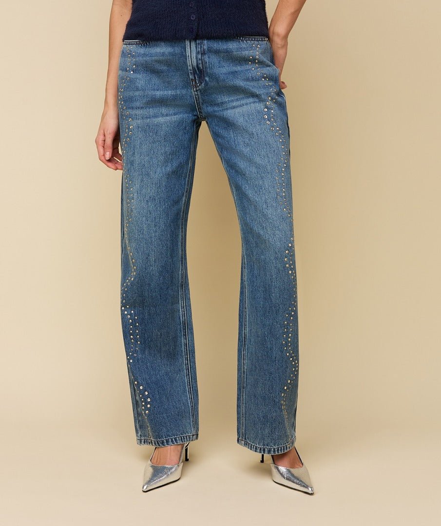 Model in straight jeans met strass steentjes HEYB Club NY, andere kant | Jo&Co Club