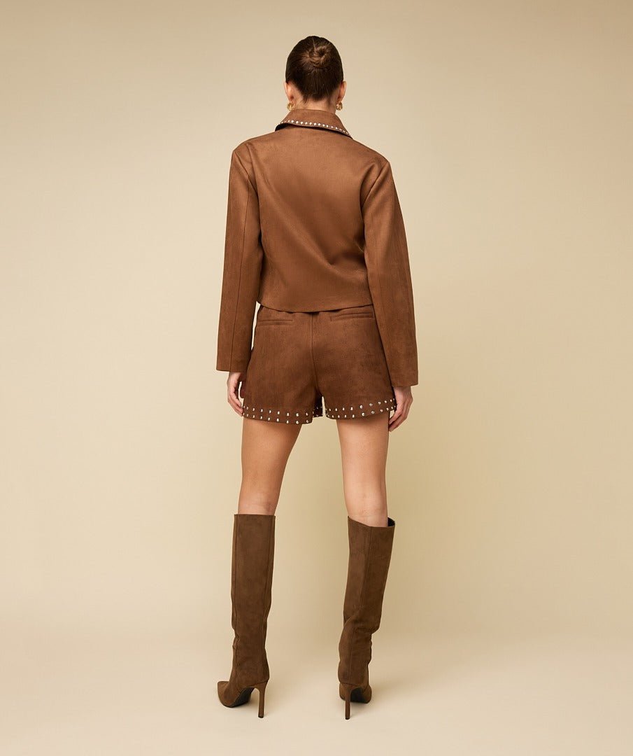 Achterkant of detail camel suède jasje met studs HEYB Club Gemma | Jo&Co Club