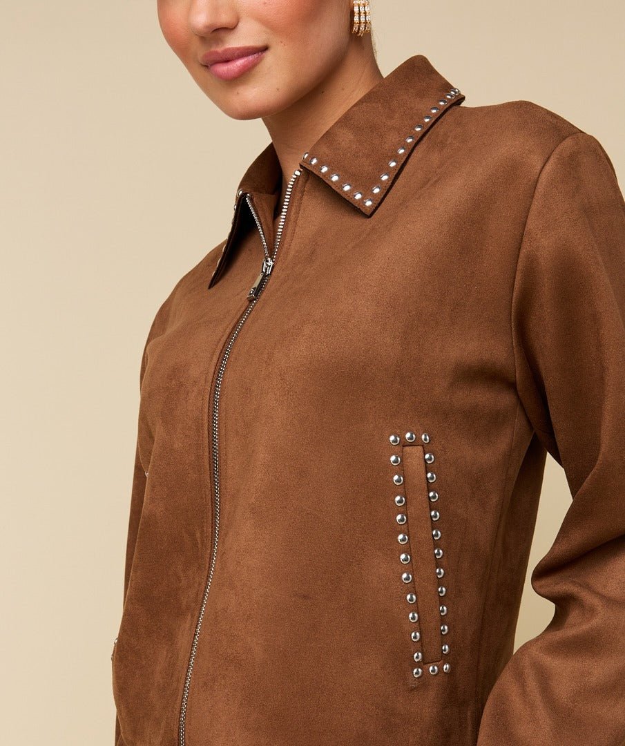 Model in camel suède jasje met studs HEYB Club Gemma, andere kant | Jo&Co Club