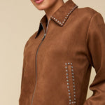 Model in camel suède jasje met studs HEYB Club Gemma, andere kant | Jo&Co Club