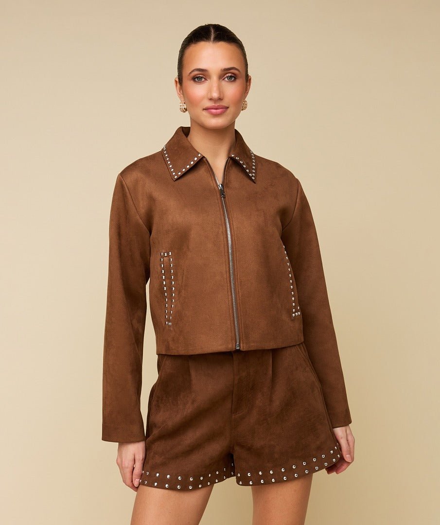 Model in camel suède jasje met studs HEYB Club Gemma | Jo&Co Club