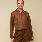 Model in camel suède jasje met studs HEYB Club Gemma | Jo&Co Club
