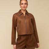 Model in camel suède jasje met studs HEYB Club Gemma | Jo&Co Club