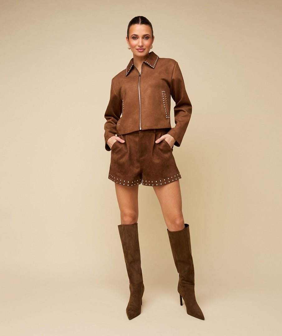 Model in camel suède jasje met studs HEYB Club Gemma, andere kant | Jo&Co Club