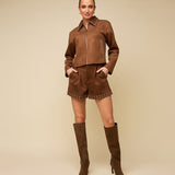 Model in camel suède jasje met studs HEYB Club Gemma, andere kant | Jo&Co Club