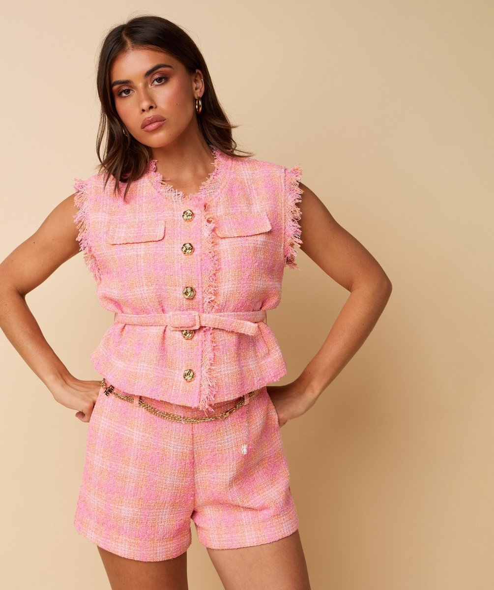 HEYB Club Summer Gilet in roze/oranje tweed, met gouden knopen en ceintuur, gedragen door model | Jo&Co Club