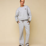 Model in grijze sweater met logo HEYB Club Celine | Jo&Co Club