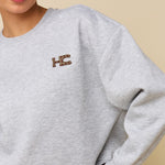 Model in grijze sweater met logo HEYB Club Celine, andere kant | Jo&Co Club