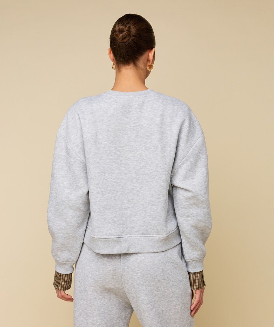 Achterkant of detail grijze sweater met logo HEYB Club Celine | Jo&Co Club
