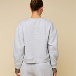 Achterkant of detail grijze sweater met logo HEYB Club Celine | Jo&Co Club