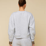 Achterkant of detail grijze sweater met logo HEYB Club Celine | Jo&Co Club