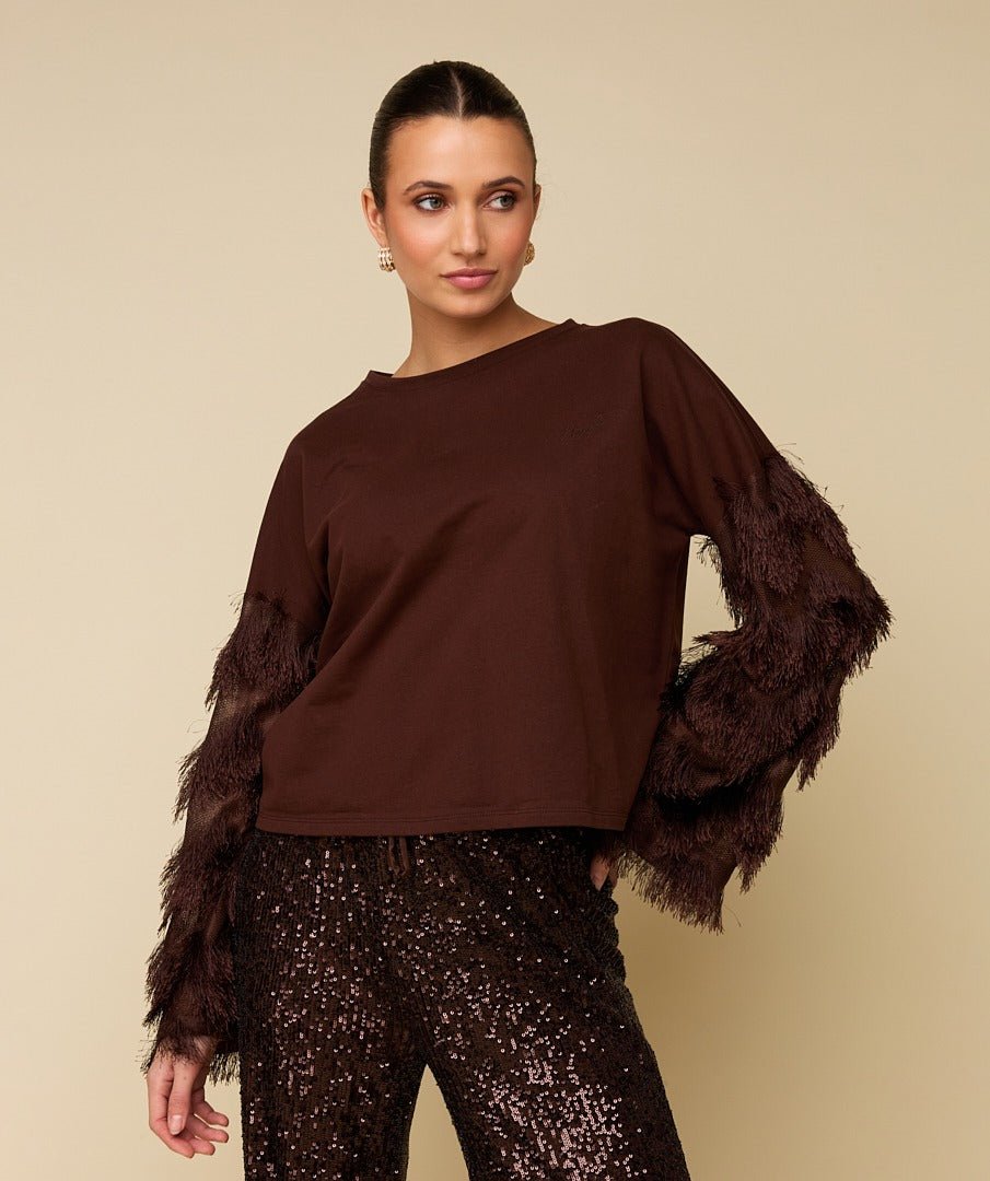 Model in top met verenmouwen HEYB Club Dani in bruin | Jo&Co Club