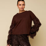 Model in top met verenmouwen HEYB Club Dani in bruin | Jo&Co Club