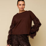 Model in top met verenmouwen HEYB Club Dani in bruin | Jo&Co Club
