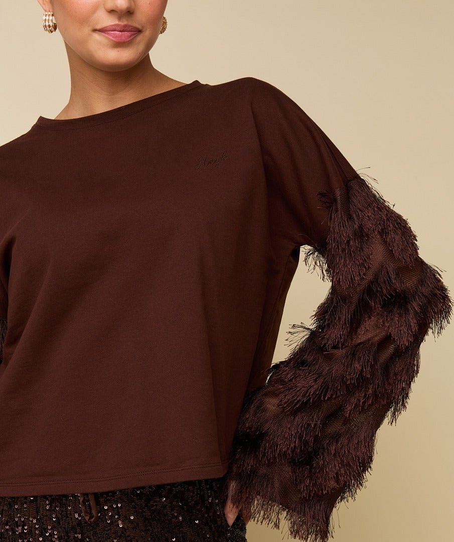 Model in top met verenmouwen HEYB Club Dani in bruin, andere kant | Jo&Co Club