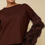 Model in top met verenmouwen HEYB Club Dani in bruin, andere kant | Jo&Co Club