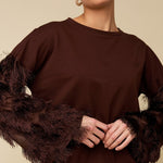 Model in top met verenmouwen HEYB Club Dani in bruin, andere kant | Jo&Co Club