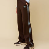 Model in bruine trainingsbroek met lichtblauwe bies HEYB Club Fallon | Jo&Co Club