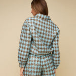 Model in blauw-bruin tweed jasje met pailletten HEYB Club Romee, andere kant | Jo&Co Club
