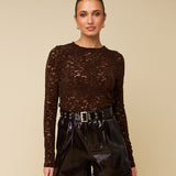 Model in bruine kanten top met lange mouwen HEYB Club Velvet Lacey | Jo&Co Club
