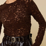 Model in bruine kanten top met lange mouwen HEYB Club Velvet Lacey, andere kant | Jo&Co Club