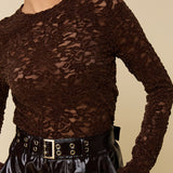 Model in bruine kanten top met lange mouwen HEYB Club Velvet Lacey, andere kant | Jo&Co Club