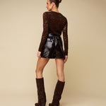 Model in bruine kanten top met lange mouwen HEYB Club Velvet Lacey, andere kant | Jo&Co Club