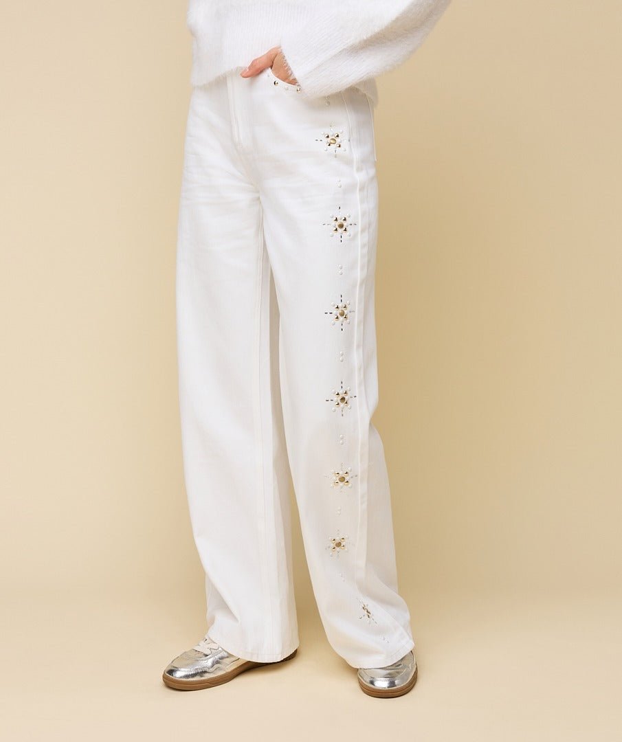 Model in witte jeans met sterretjes HEYB Club Snow White | Jo&Co Club