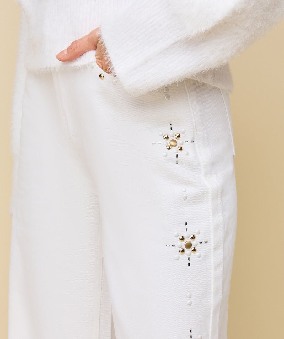 Model in witte jeans met sterretjes HEYB Club Snow White, andere kant | Jo&Co Club