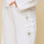 Model in witte jeans met sterretjes HEYB Club Snow White, andere kant | Jo&Co Club