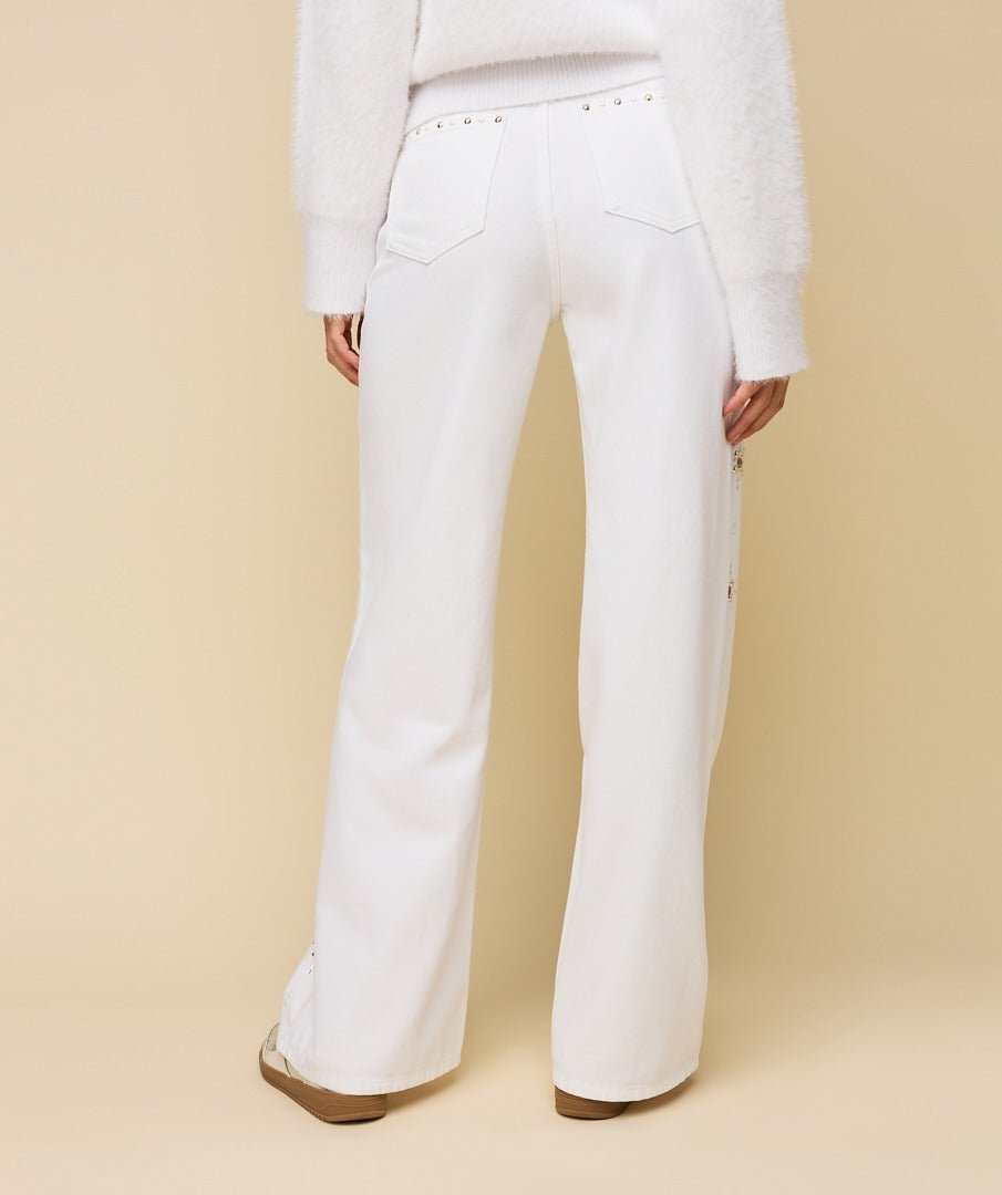 Model in witte jeans met sterretjes HEYB Club Snow White, andere kant | Jo&Co Club